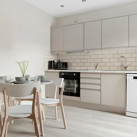 Lovely 2 Bedroom House - Free Parking - Accommodation Near Qmc Hospital & University Of Nottingham - Suitable For Short Stays & Long Stays Exterior photo