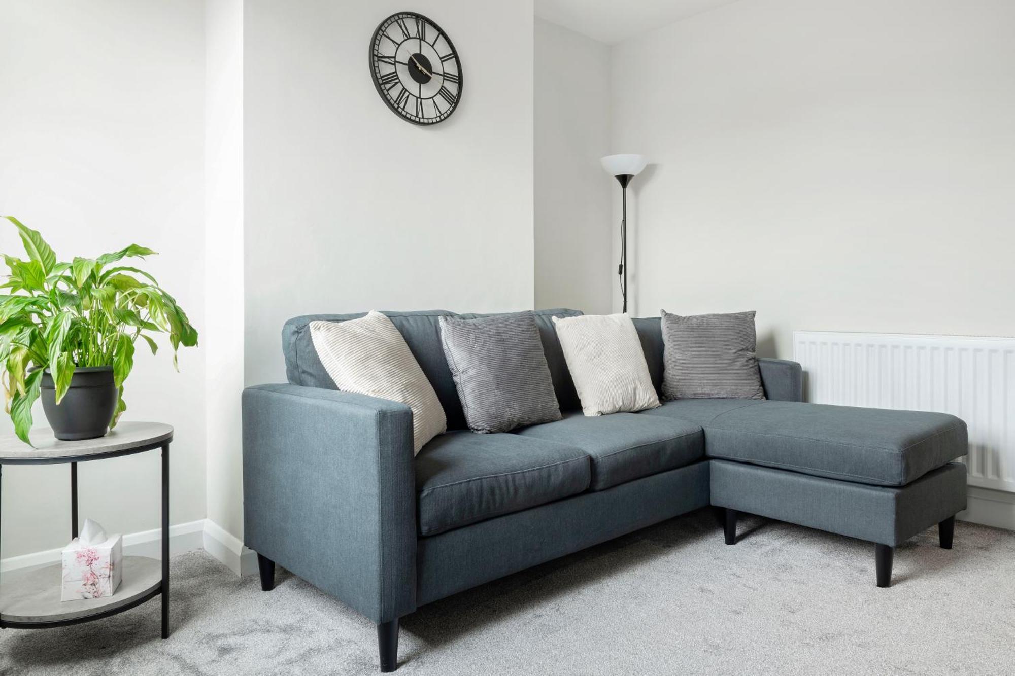Lovely 2 Bedroom House - Free Parking - Near Qmc Hospital & Of - Suitable For Short & Long Holiday home