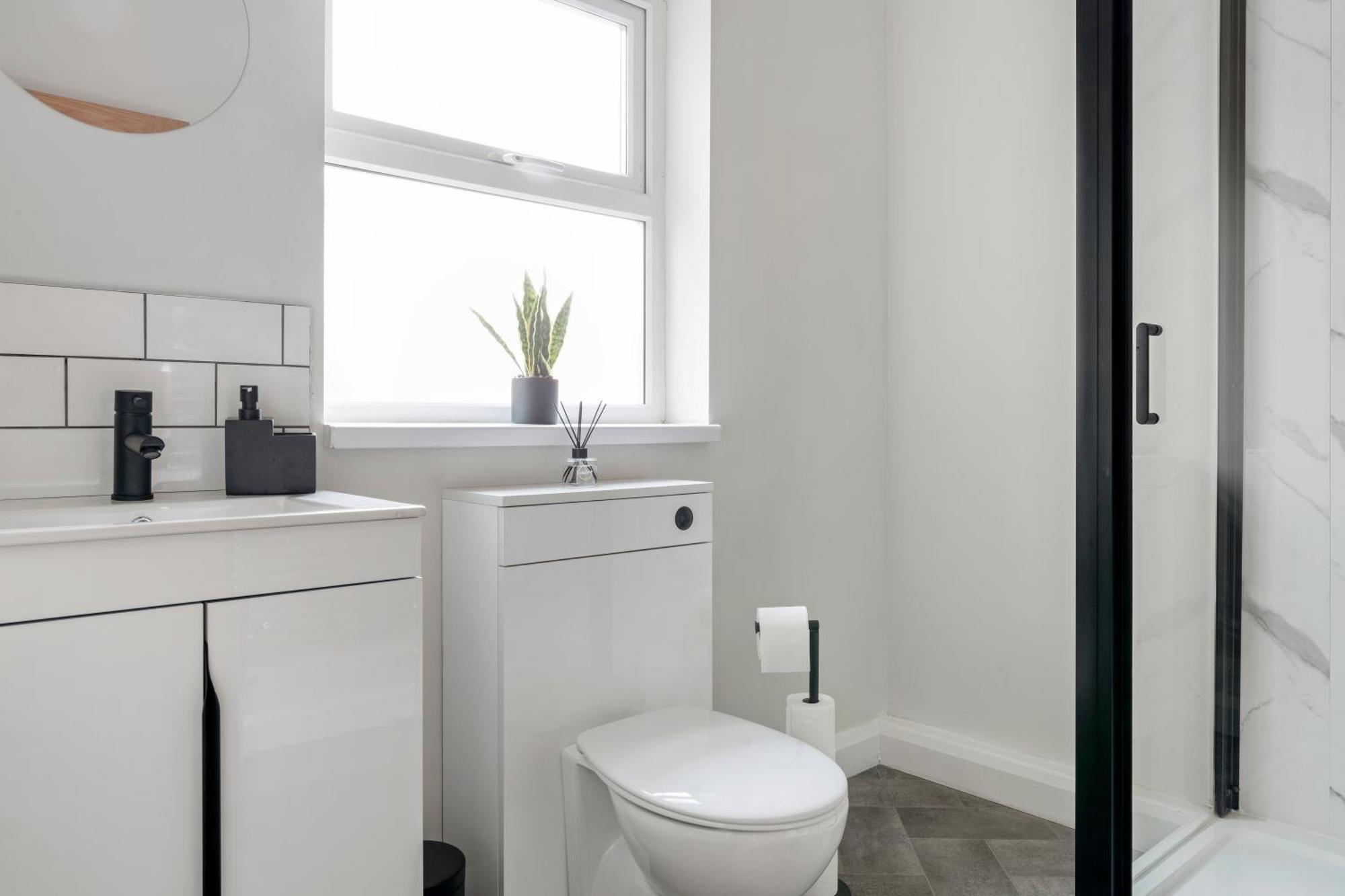 Ferienhaus Lovely 2 Bedroom House - Free Parking - Near Qmc Hospital & Of - Suitable For Short & Long *