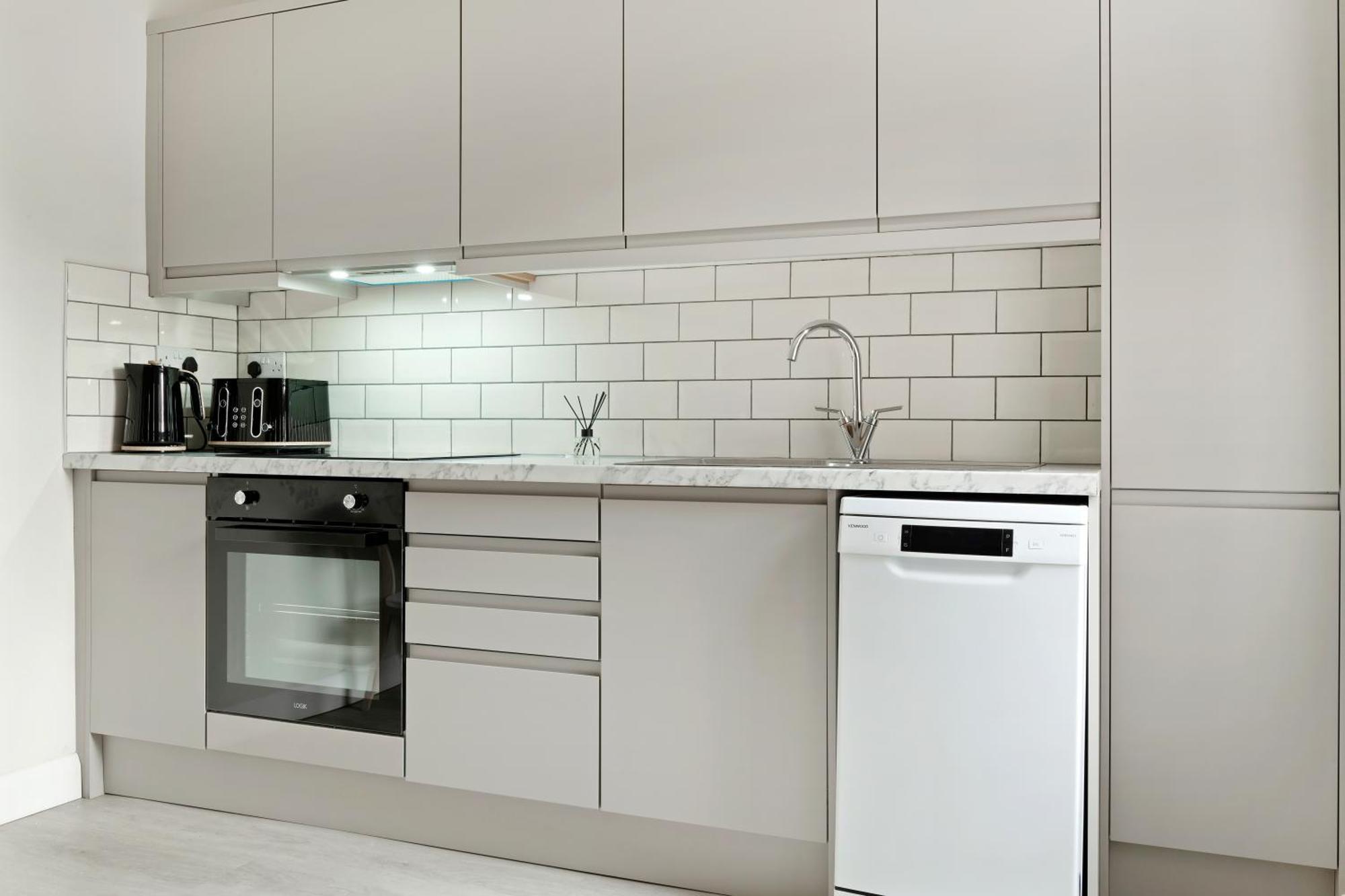 Ferienhaus Lovely 2 Bedroom House - Free Parking - Near Qmc Hospital & Of - Suitable For Short & Long *