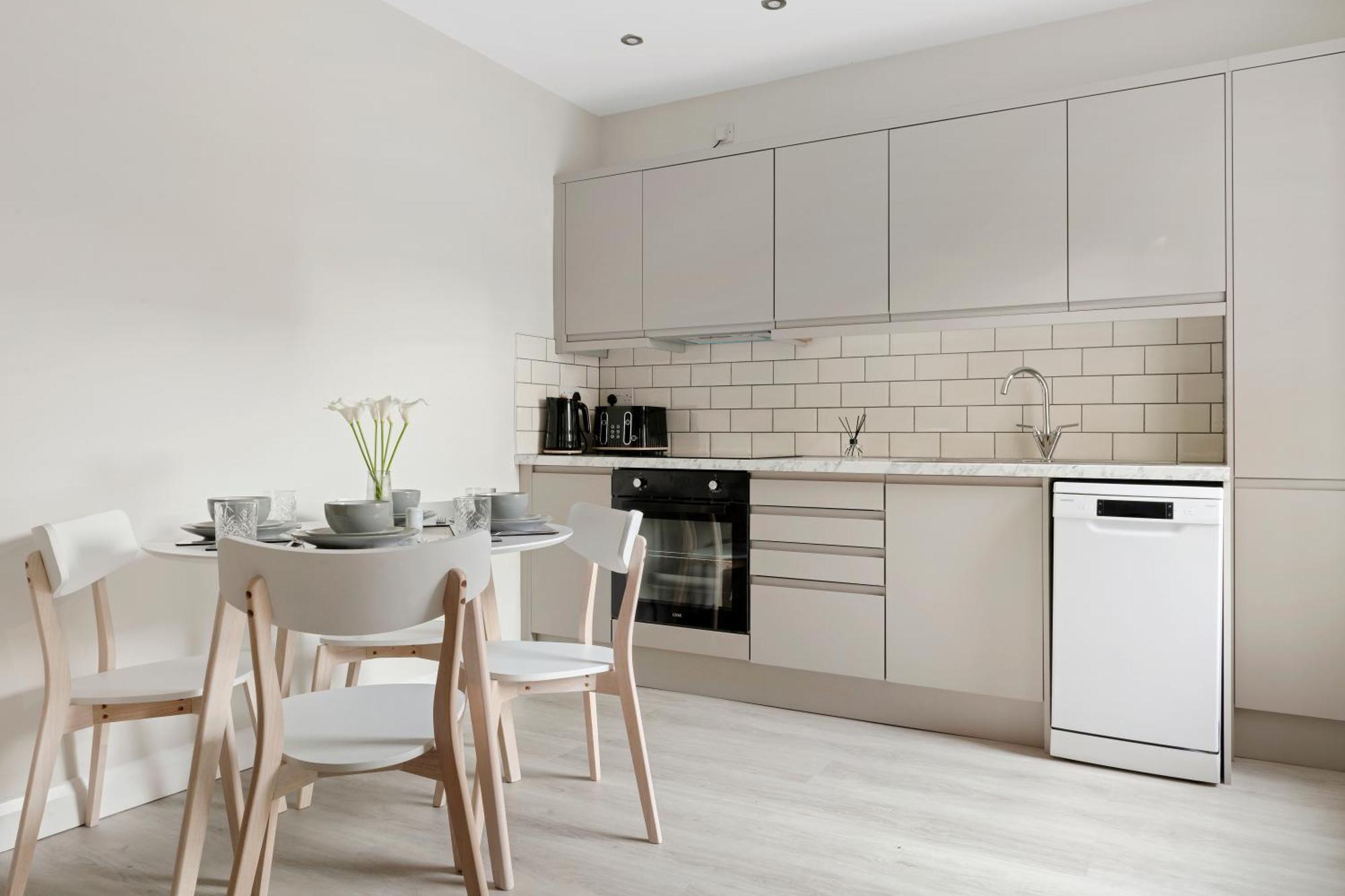 Lovely 2 Bedroom House - Free Parking - Near Qmc Hospital & Of - Suitable For Short & Long * Nottingham