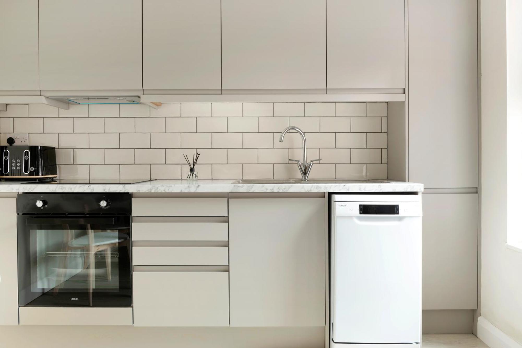 Ferienhaus Lovely 2 Bedroom House - Free Parking - Near Qmc Hospital & Of - Suitable For Short & Long