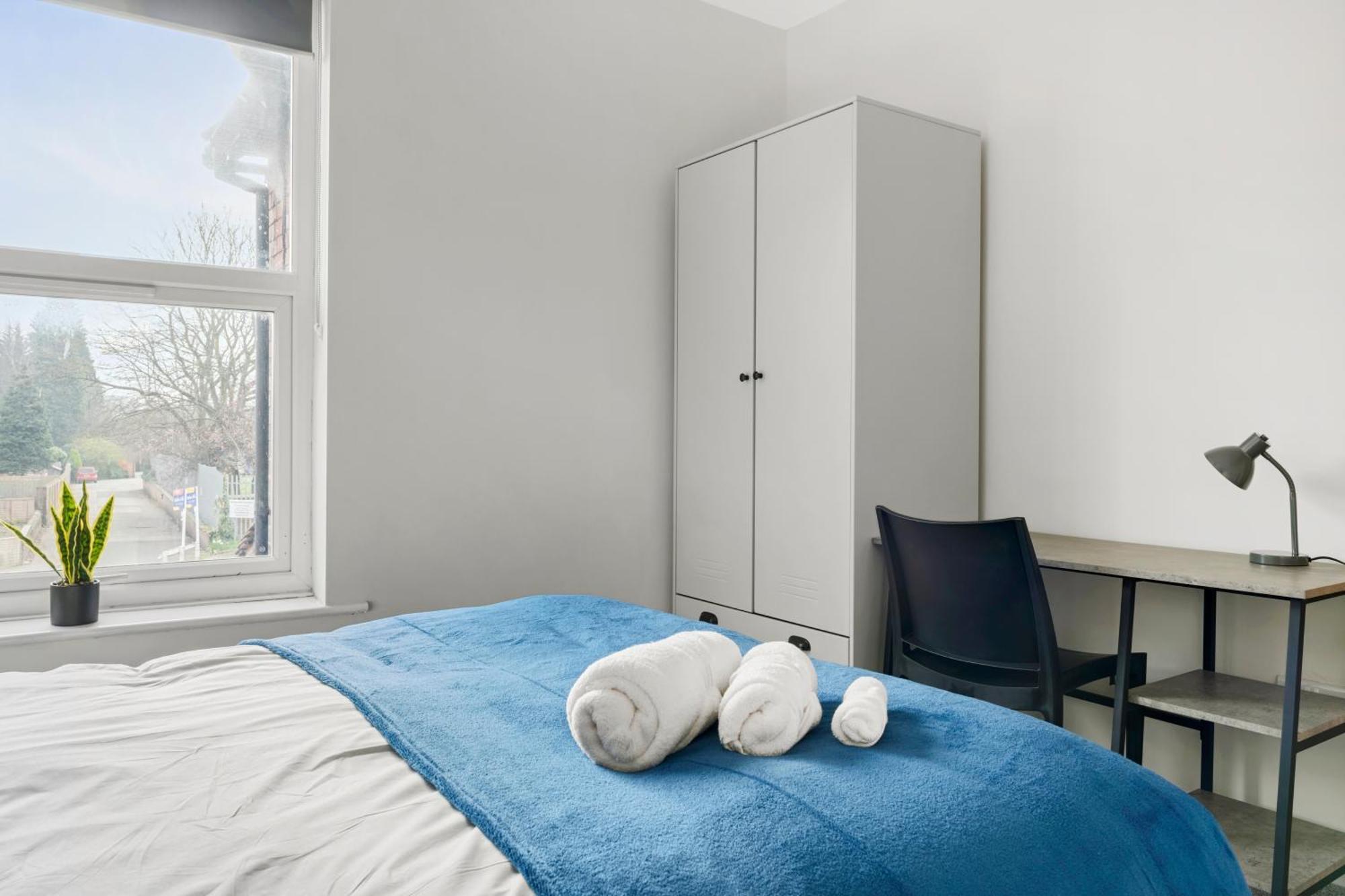 Ferienhaus Lovely 2 Bedroom House - Free Parking - Near Qmc Hospital & Of - Suitable For Short & Long *